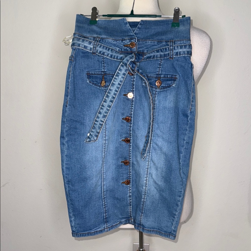 PRESTIGO DENIM blue jeans skirt, button-down belted size medium NWT